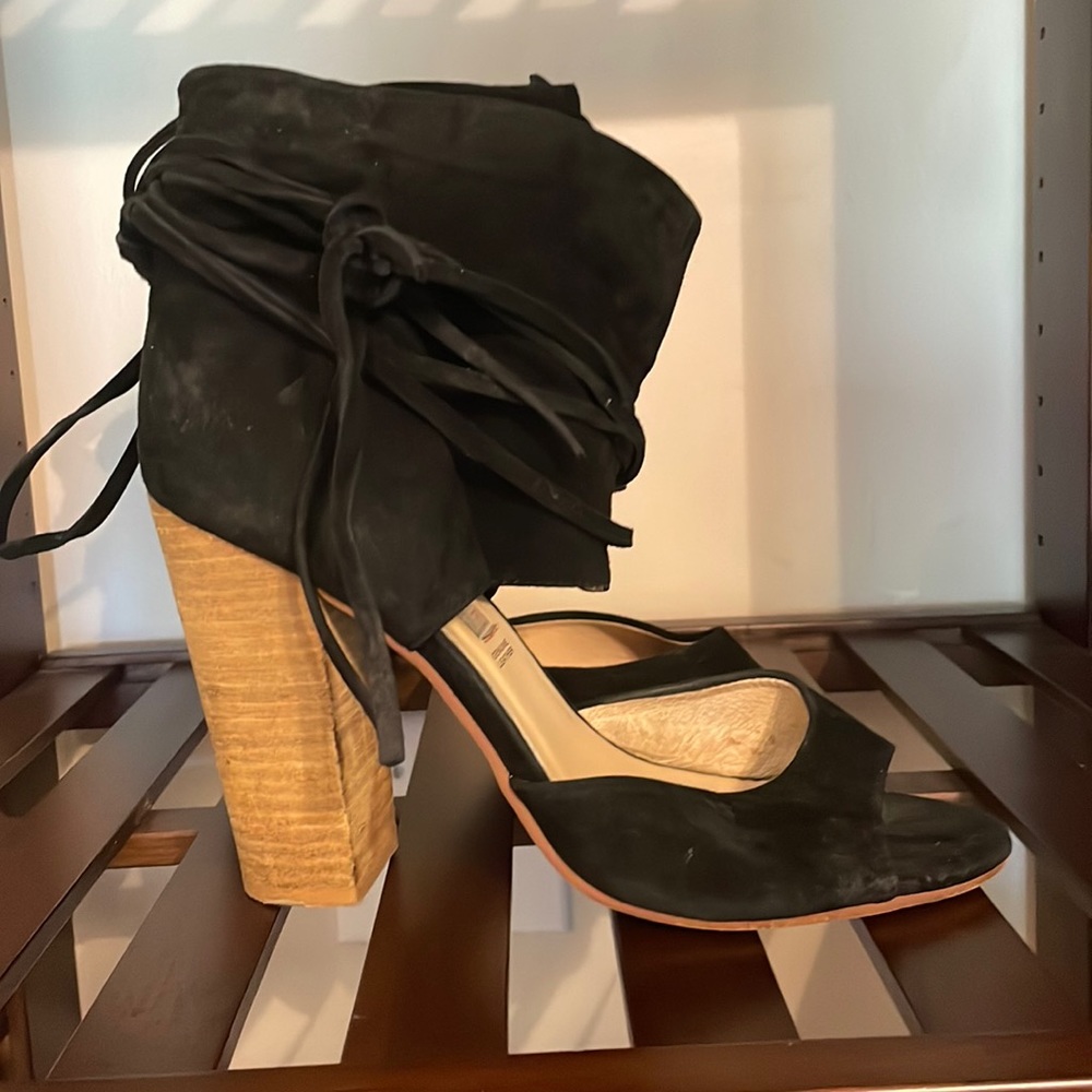 Kristin Cavallari for Chinese Laundry Black Suede Peep Toe heels